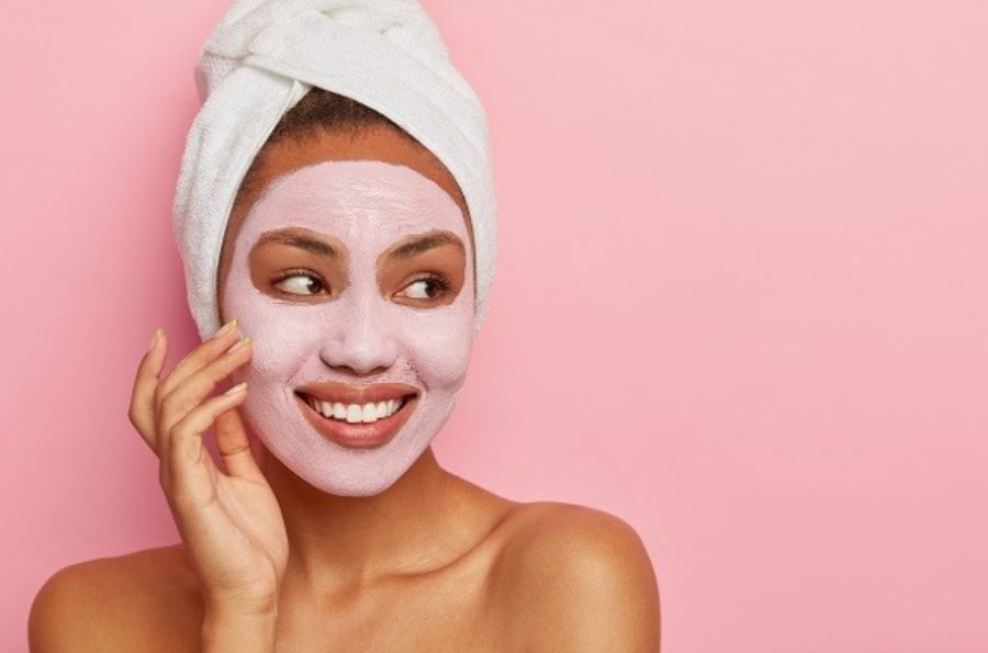 Maschera argilla rosa: tutti i benefici sulla pelle